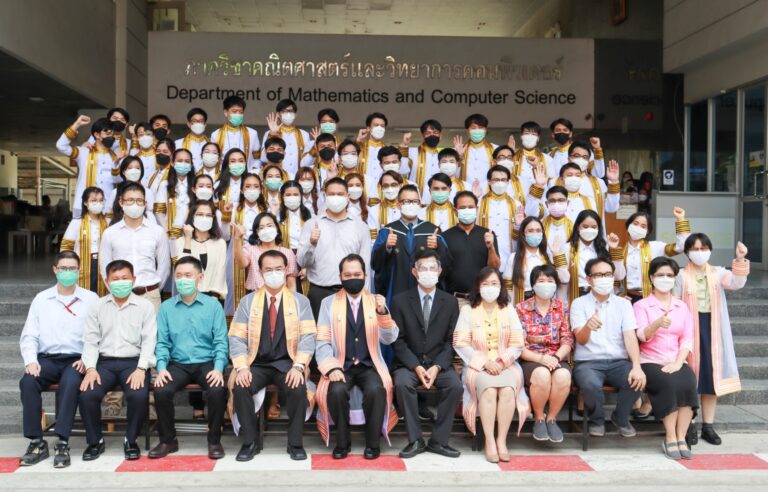 ภาพบรรยากาศการถ่ายภาพหมู่กับบัณฑิตใหม่ของภาควิชาฯ เมื่อ 24 เม.ย. 2565